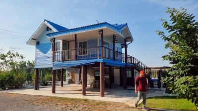 บ้านใต้ถุนสูง ติดถนนทางหลวงชนบท อ.โพธาราม จ.ราชบุรี