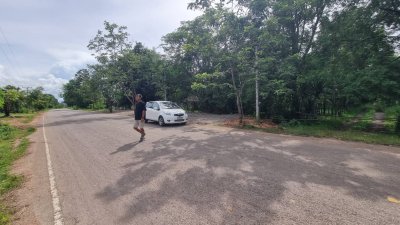 ที่ดินติดถนนลาดยาง  2 ไร่ 3 งาน ราคาไร่ละ 460,000 บาท