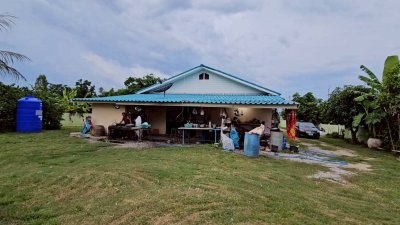 บ้านพร้อมที่ดิน รั้วคอนกรีต ใกล้ 7-11 อ.บ้านโป่ง จ.ราชบุรี