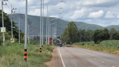 ที่ดินติดถนนทางหลวง 4036 ทำเลดี เหมาะการค้าขาย ทำธุรกิจ