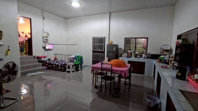 บ้านหลังใหญ่ พร้อมกิจการห้องเช่า ติดถนนลาดยาง ใกล้ 7-Eleven
