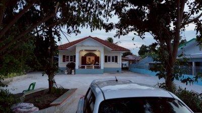 บ้านหลังใหญ่ พร้อมกิจการห้องเช่า ติดถนนลาดยาง ใกล้ 7-Eleven