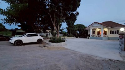 บ้านหลังใหญ่ พร้อมกิจการห้องเช่า ติดถนนลาดยาง ใกล้ 7-Eleven