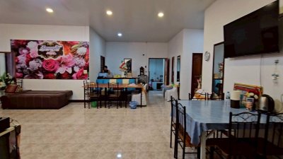 บ้านหลังใหญ่ พร้อมกิจการห้องเช่า ติดถนนลาดยาง ใกล้ 7-Eleven