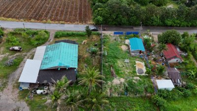 บ้านพร้อมที่ดิน ติดถนนลาดยาง เนินสูง วิวเขาล้อมรอบราคา 650,000 บาท บ้านพร้อมที่ดิน ติดถนนลาดยาง เนินสูง วิวเขาล้อมรอบราคา 650,000 บาท