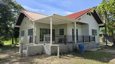 ที่ดินพร้อมบ้าน 3 หลัง ติดถนนหลักสวนผึ้ง ที่ดินโฉนด พื้นที่สวนป่า สงบ ร่มรื่น