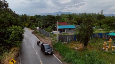 บ้านพร้อมที่ดิน ติดถนนลาดยาง เนินสูง วิวเขาล้อมรอบราคา 650,000 บาท บ้านพร้อมที่ดิน ติดถนนลาดยาง เนินสูง วิวเขาล้อมรอบราคา 650,000 บาท