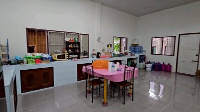 บ้านหลังใหญ่ พร้อมกิจการห้องเช่า ติดถนนลาดยาง ใกล้ 7-Eleven บ้านหลังใหญ่ พร้อมกิจการห้องเช่า ติดถนนลาดยาง ใกล้ 7-Eleven
