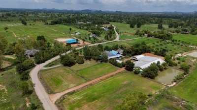 ที่ดินติดถนนลาดยางปรับถมพื้นที่ปลูกสร้างบ้าน ไร่ละ 320,000 ที่ดินติดถนนลาดยางปรับถมพื้นที่ปลูกสร้างบ้าน ไร่ละ 320,000