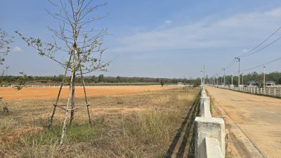 ที่ดินเปล่า ทำเลติดถนน แปลงมุม ติดถนนสาธารณะ 3 ด้าน