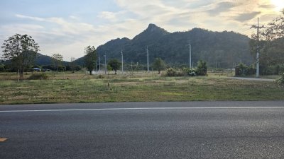 ทำเลติดถนน เห็นวิวเขา ค้าขายได้ด้วย โฉนดพร้อมโอน