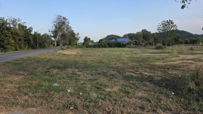 ทำเลติดถนน เห็นวิวเขา ค้าขายได้ด้วย โฉนดพร้อมโอน