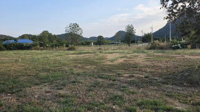 ทำเลติดถนน เห็นวิวเขา ค้าขายได้ด้วย โฉนดพร้อมโอน