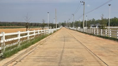 ที่ดินเปล่า ทำเลติดถนน แปลงมุม ติดถนนสาธารณะ 3 ด้าน