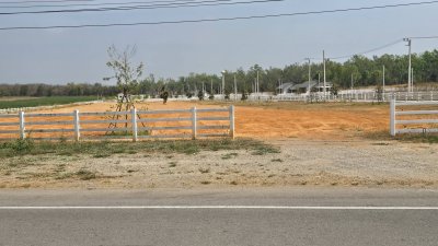 ที่ดินเปล่า ทำเลติดถนน แปลงมุม ติดถนนสาธารณะ 3 ด้าน