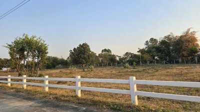 ที่ดินทำเลติดถนนทางหลวงซอยรพ.สมเด็จพระยุพราชจอมบึง เลี้ยวเข้าซอยข้างร.พ. 2กม.