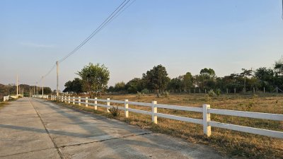 ที่ดินทำเลติดถนนทางหลวงซอยรพ.สมเด็จพระยุพราชจอมบึง เลี้ยวเข้าซอยข้างร.พ. 2กม.