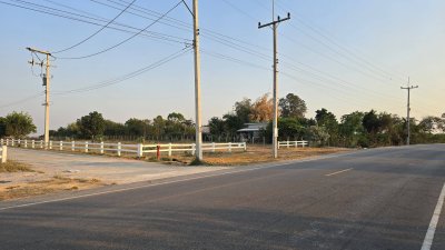 ที่ดินทำเลติดถนนทางหลวงซอยรพ.สมเด็จพระยุพราชจอมบึง เลี้ยวเข้าซอยข้างร.พ. 2กม.