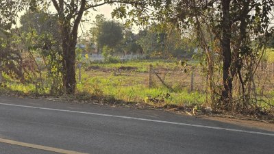 ที่ดินติดถนนทางหลวง เขตชุมชน ท้ายแปลงติดโรงเรียนประถม