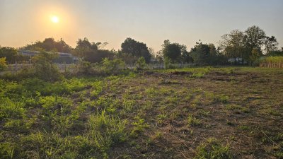 ที่ดินติดถนนทางหลวง เขตชุมชน ท้ายแปลงติดโรงเรียนประถม