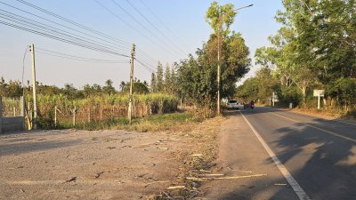 ที่ดินติดถนนทางหลวง เขตชุมชน ท้ายแปลงติดโรงเรียนประถม
