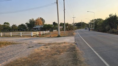 ที่ดินทำเลติดถนนทางหลวงซอยรพ.สมเด็จพระยุพราชจอมบึง เลี้ยวเข้าซอยข้างร.พ. 2กม.