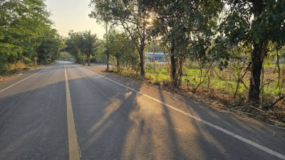ที่ดินติดถนนทางหลวง เขตชุมชน ท้ายแปลงติดโรงเรียนประถม