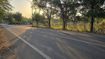ที่ดินติดถนนทางหลวง เขตชุมชน ท้ายแปลงติดโรงเรียนประถม