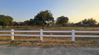 ที่ดินทำเลติดถนนทางหลวงซอยรพ.สมเด็จพระยุพราชจอมบึง เลี้ยวเข้าซอยข้างร.พ. 2กม.