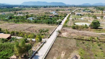 ที่ดินติดถนน 2ด้าน ด้านหน้าคอนกรีต ด้านหลังหินคลุก เนื้อที่ 2 ไร่ 3 งาน ราคายกแปลง 1,900,000.- ฟรีโอน