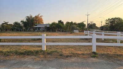 ที่ดินทำเลติดถนนทางหลวงซอยรพ.สมเด็จพระยุพราชจอมบึง เลี้ยวเข้าซอยข้างร.พ. 2กม.
