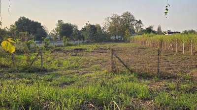 ที่ดินติดถนนทางหลวง เขตชุมชน ท้ายแปลงติดโรงเรียนประถม