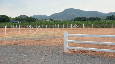 ที่ดินวิวเขา ติดถนนลาดยาง ที่ดินโฉนด ไฟฟ้า น้ำประปา ล้อมรั้ว