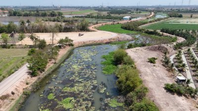 ที่ดินเลียบถนนริมคลอง หน้าทิศใต้ได้ไอน้ำและวิวเขา ปรับถมเสมอถนน ทำสเตย์กั้นดินแข็งแรง