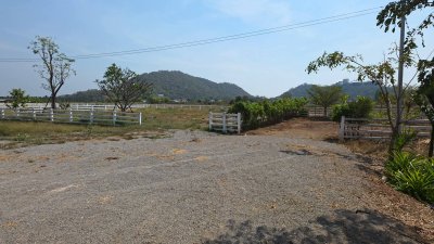 แปลงนี้สวย ริมคลองชลประทาน ต.เขาแร้ง อ.เมืองราชบุรี จ.ราชบุรี