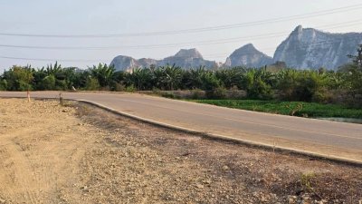 ที่ดินเลียบถนนริมคลอง หน้าทิศใต้ได้ไอน้ำและวิวเขา ปรับถมเสมอถนน ทำสเตย์กั้นดินแข็งแรง