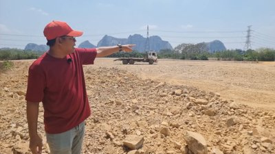 ที่ดินเลียบถนนริมคลอง หน้าทิศใต้ได้ไอน้ำและวิวเขา ปรับถมเสมอถนน ทำสเตย์กั้นดินแข็งแรง