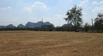 ที่ดินเลียบถนนริมคลอง หน้าทิศใต้ได้ไอน้ำและวิวเขา ปรับถมเสมอถนน ทำสเตย์กั้นดินแข็งแรง