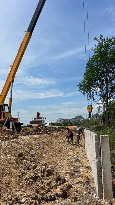 ที่ดินเลียบถนนริมคลอง หน้าทิศใต้ได้ไอน้ำและวิวเขา ปรับถมเสมอถนน ทำสเตย์กั้นดินแข็งแรง