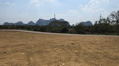 ที่ดินเลียบถนนริมคลอง หน้าทิศใต้ได้ไอน้ำและวิวเขา ปรับถมเสมอถนน ทำสเตย์กั้นดินแข็งแรง