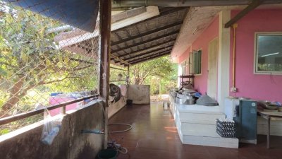 บ้านสวน ริมคลองชลประทาน ติดถนนลาดยาง 1ไร่