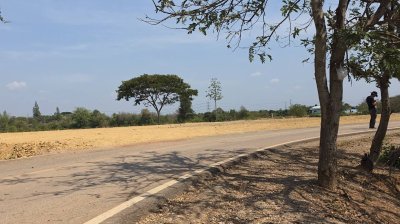 ที่ดินเลียบถนนริมคลอง หน้าทิศใต้ได้ไอน้ำและวิวเขา ปรับถมเสมอถนน ทำสเตย์กั้นดินแข็งแรง