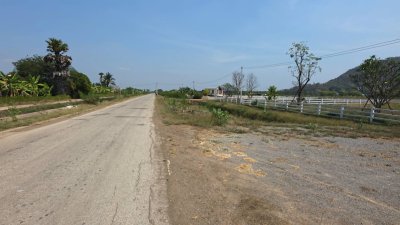 แปลงนี้สวย ริมคลองชลประทาน ต.เขาแร้ง อ.เมืองราชบุรี จ.ราชบุรี