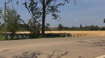 ที่ดินเลียบถนนริมคลอง หน้าทิศใต้ได้ไอน้ำและวิวเขา ปรับถมเสมอถนน ทำสเตย์กั้นดินแข็งแรง