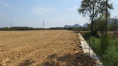 ที่ดินเลียบถนนริมคลอง หน้าทิศใต้ได้ไอน้ำและวิวเขา ปรับถมเสมอถนน ทำสเตย์กั้นดินแข็งแรง