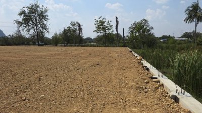 ที่ดินเลียบถนนริมคลอง หน้าทิศใต้ได้ไอน้ำและวิวเขา ปรับถมเสมอถนน ทำสเตย์กั้นดินแข็งแรง