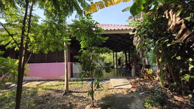 บ้านสวน ริมคลองชลประทาน ติดถนนลาดยาง 1ไร่