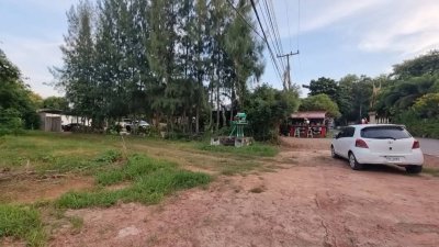 ที่ดินติดถนนลาดยาง 1 ไร่ 800,000 บาท อยู่ในชุมชนบ้านเรือน อยู่หน้าโรงเรียน