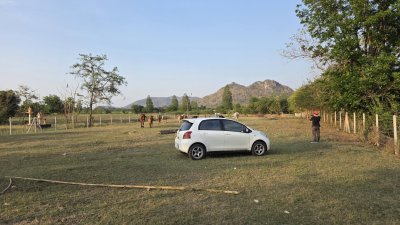 ท้ายติดห้วย หน้าติดถนนคอนกรีต มีสระน้ำออก 1 ลูก เลี้ยงปลา ใช้น้ำทำสวนได้