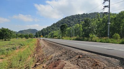 ที่ดิน ติดถนนทางหลวง 3207 หน้ากว้าง 300 ม. ที่ดินถมแล้ว